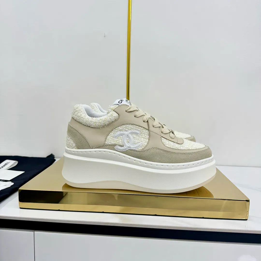 👟👟Ex-factory price 600👟👟 Upgraded version, upgraded version, upgraded version! No rebuttal accepted! ! ! ! Chanel Chanel panda shoes! 2025 counter's top casual sports shoes. This classic design; the upper is electro-embroidered with a variety of techniques; the outsole is fashionable and sporty; the unusual inclusion of a variety of color matching elements... The diversified mix and match is very good-looking and versatile, and can be used for leisure, fashion, sports, and outdoor... ꫛꫀꪝ Go➫ Materials: ❶Upper made of: original imported first-layer silk cowhide + original waterproof cloth + original first-layer cowhide ❷Inner lining: Original Yangli+Net ❸Outsole based on: Original TPU combination outsole Counter boutique packaging complete set for women 35–41 👉 👉 👉 👉 👉